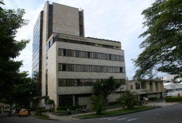 Clí­nica Metropolitana - Polarización de vidrios. 